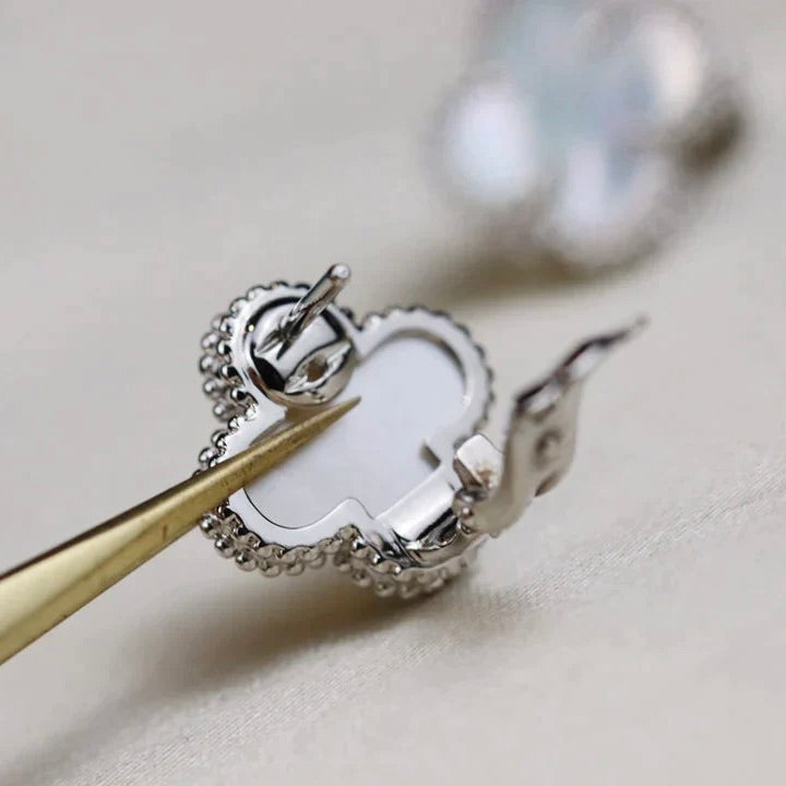 [Mystic]CLOVER MEDIUM 1 MOTIFS  WHITE MOP EARRINGS SILVER