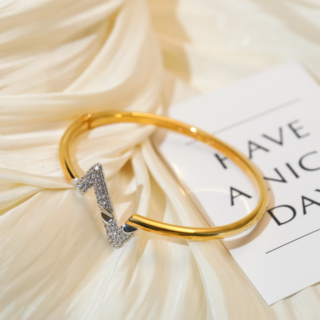 [Mystic]VOLTE UPSITE DOWN GOLD DIAMOND BRACELET
