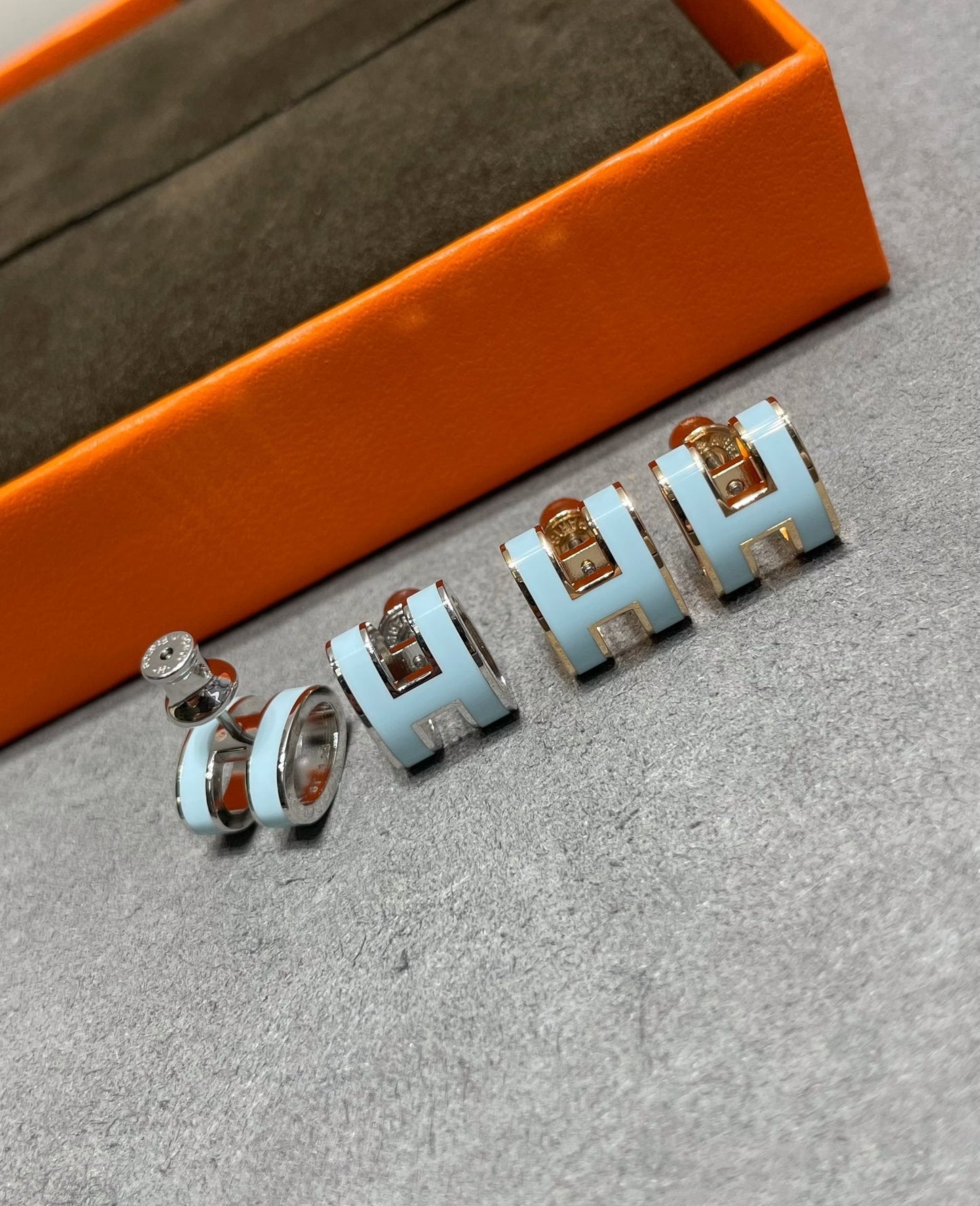 [Mystic]POP H SKY BLUE STUD EARRINGS