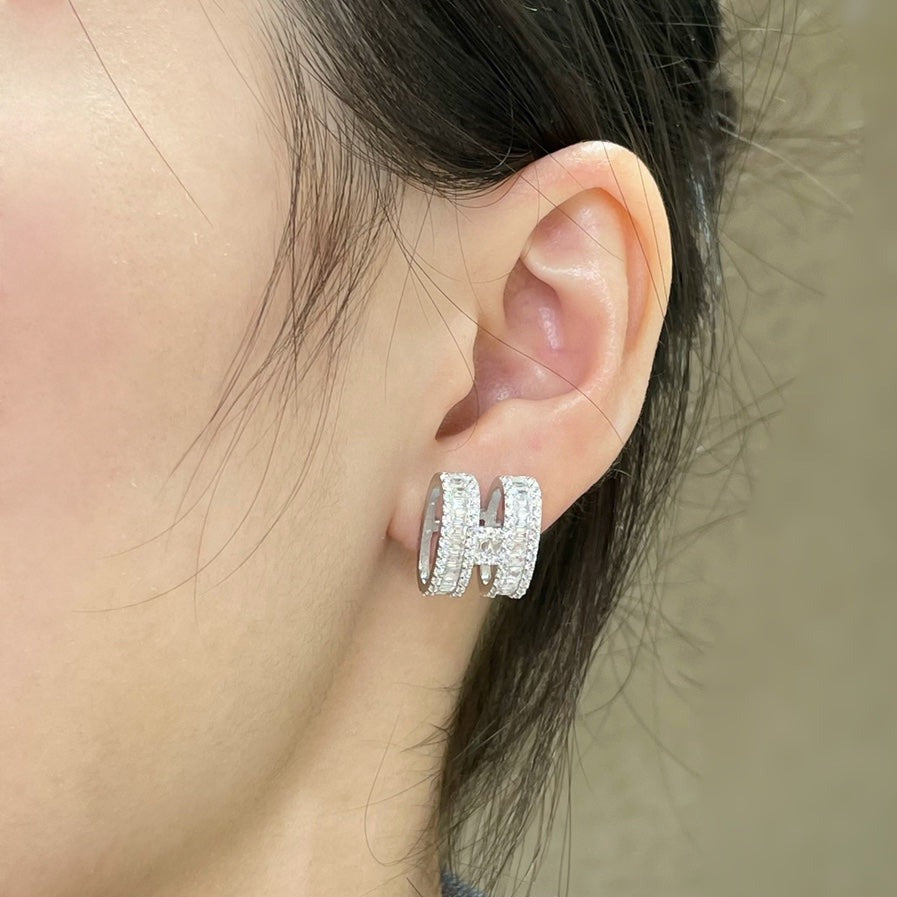 [Mystic]H STUD EARRINGS WITH SILVER DIAMONDS