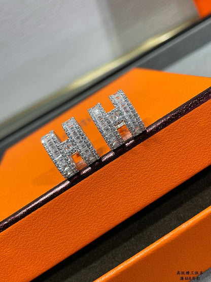[Mystic]H STUD EARRINGS WITH SILVER DIAMONDS